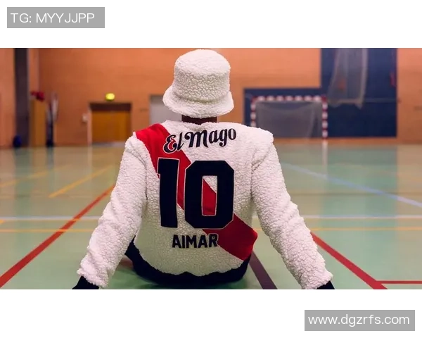 球迷必备潮流单品 足球球星卫衣打造街头运动风尚